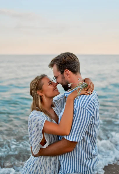 Jovem Casal Apaixonado Abraço Praia Romanticamente Passar Tempo Desfrutando Uns — Fotografia de Stock