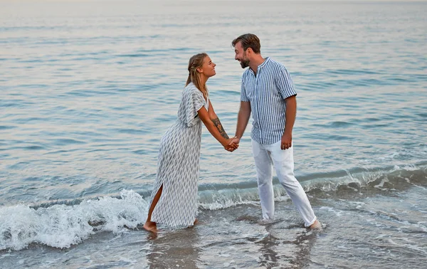 Una Donna Attraente Vestito Bell Uomo Barbuto Una Camicia Righe — Foto Stock