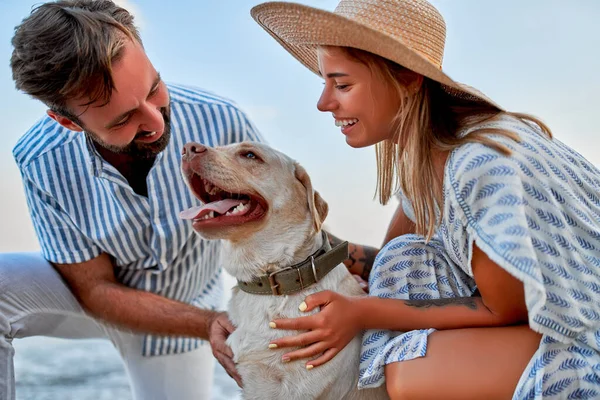 Una Mujer Linda Vestido Sombrero Paja Hombre Guapo Una Camisa — Foto de Stock