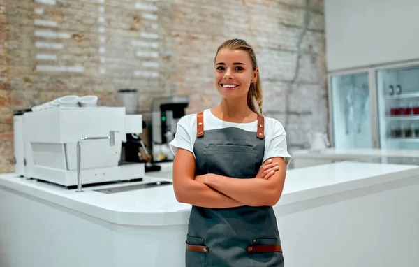 Joven Mujer Atractiva Barista Para Mostrador Una Cafetería Sonríe — Foto de Stock
