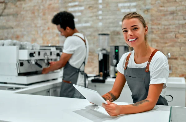 Caucásico Atractiva Mujer Barista Para Con Una Tableta Sus Manos — Foto de Stock