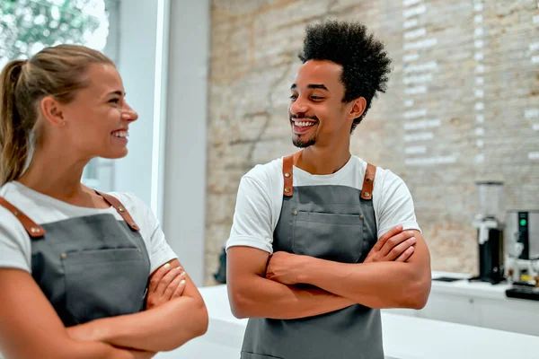 Una Hermosa Mujer Caucásica Atractivo Barista Africano Vestido Con Delantal — Foto de Stock