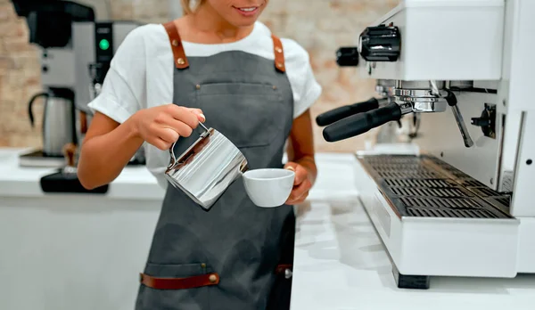 Fiatal Vonzó Barista Készít Kávét Egy Kávézóban — Stock Fotó