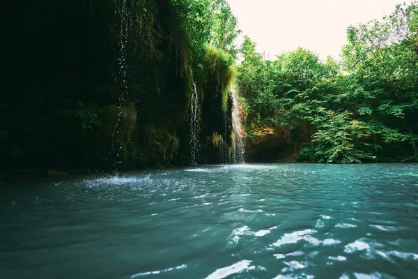 Une Petite Cascade Lac Entouré Arbres Été Magnifique Paysage Embouchure — Photo