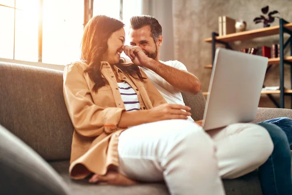 Ein Junges Verliebtes Paar Sitzt Mit Laptop Auf Der Couch — Stockfoto