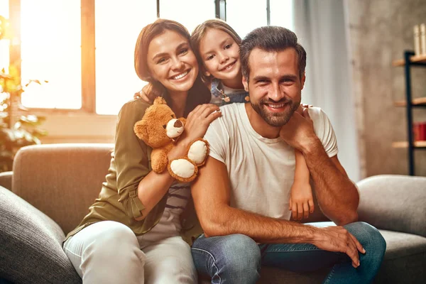 Feliz Pai Mãe Com Sua Filha Bonito Ursinho Pelúcia Abraço — Fotografia de Stock