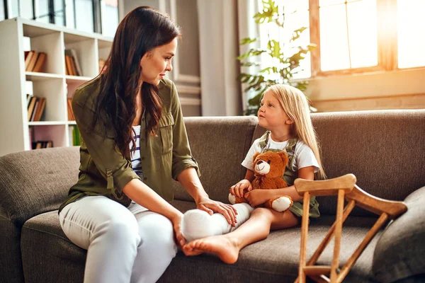 Une Jolie Petite Fille Avec Une Jambe Cassée Dans Plâtre — Photo