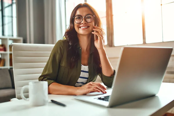 Geschäftsfrau Arbeitet Laptop Während Sie Hause Einem Tisch Sitzt Und — Stockfoto