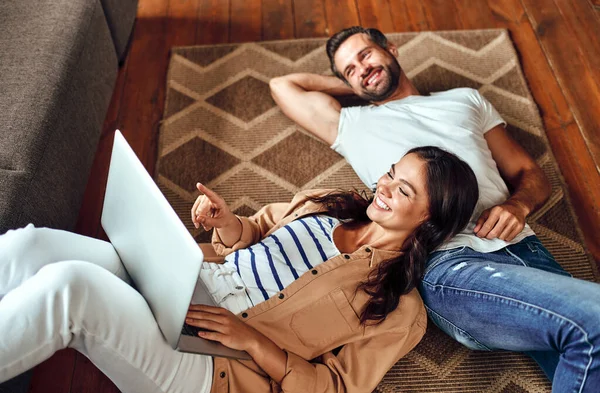 Young Dreaming Couple Lie Floor Carpet Home Married Couple Relaxing — Stock Photo, Image