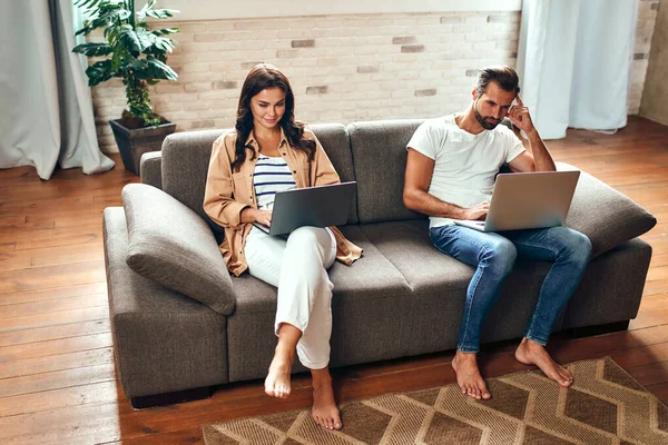 Ein Junges Verliebtes Paar Sitzt Mit Laptop Auf Der Couch — Stockfoto