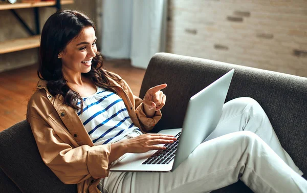 Une Femme Est Assise Sur Canapé Avec Ordinateur Portable Dans — Photo