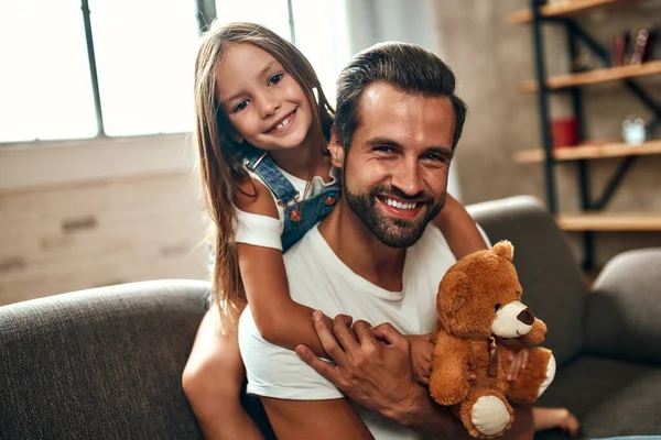 Pai Feliz Com Sua Filha Bonito Ursinho Pelúcia Abraço Divertir — Fotografia de Stock