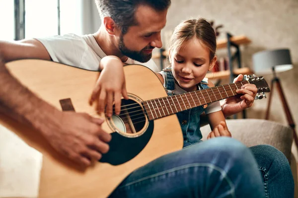 Happy Dad Ensina Sua Filha Bonito Para Tocar Guitarra Enquanto — Fotografia de Stock