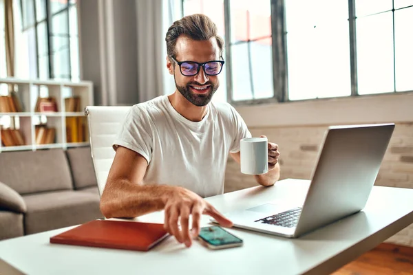 Empresario Vasos Con Una Taza Café Trabaja Ordenador Portátil Freelance —  Fotos de Stock