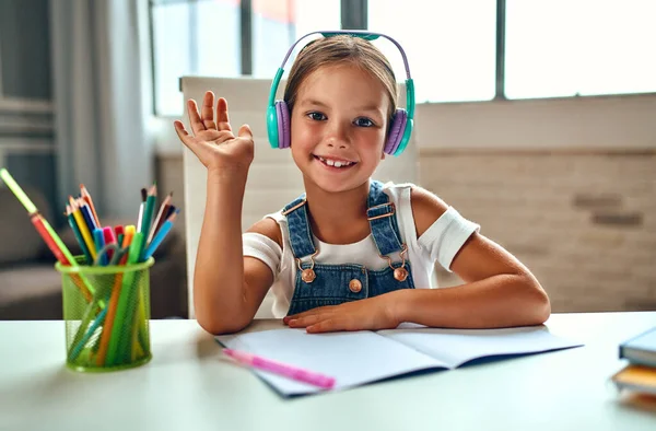 Entrenamiento Línea Niña Con Auriculares Escucha Una Lección Ordenador Portátil — Foto de Stock