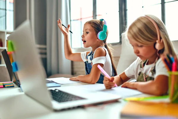 Onlineutbildning Två Skolflickor Hörlurar Lyssnar Lektioner Bärbara Datorer Skolan Hemma — Stockfoto