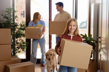 Gülümseyen ebeveynler, kız ve golden retriever yeni ve parlak bir eve kutular taşıyorlar. Sıcak iç mekan ve doğal ışık. Taşınma kavramı, evcil hayvan dostu ev, aile birliği ve yeni başlangıçlar.