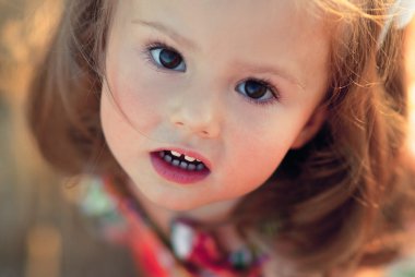 kamera seyir yumuşak günbatımı ışıkta pembe elbiseli güzel kız portresi