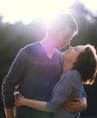 güzel güzel romantik çift öpüşme günbatımı ışığı