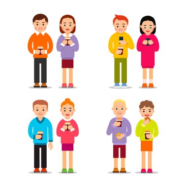 Kahve içen bir çift. Genç adam ve kadın ayağa kalkar ve ellerinde sıcak içeceklerle bardaklarını içerler ve gülümserler. Dostluk güzel, mutlu modern insanlar. Görüntü düz stil beyaz arkaplanda izole edildi