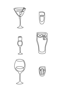 Bir sıra martini romu, likör, bira, votka bardağı, beyaz arka planda. Freehand siyah beyaz karikatür çizimi. El çizimi sürekli çizgi yolu
