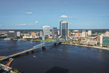 Jacksonville, Florida 'nın insansız hava aracı fotoğrafı. Ana Cadde Köprüsü ve St. Johns Nehri 'ne bakan. 