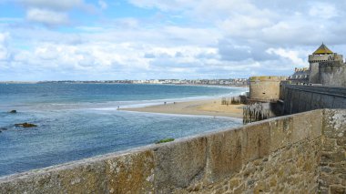Britanya 'daki Saint-Malo tahkimatından sahil manzarası