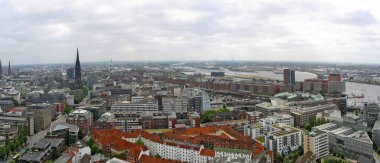 Michaelis Kilisesi 'nin kulesinden panoramik manzara depo bölgesi ve liman şehri Hamburg, Almanya