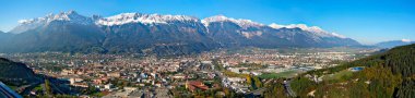 Innsbruck şehri boyunca panoramik manzara ve arka planda 