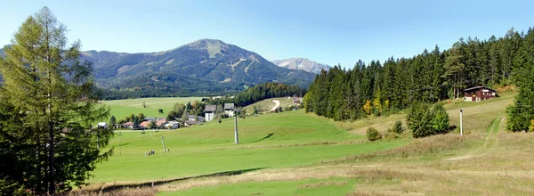 Panoramautsikt Över Landskapet Nära Pilgrimsorten Mariazell Med Berget Gemeindeealpe Bakgrunden — Stockfoto