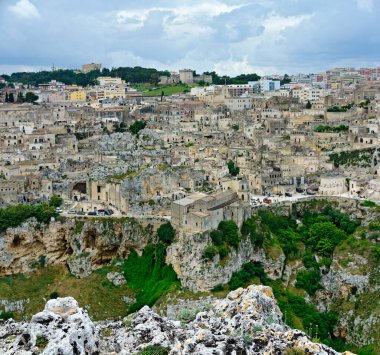 San Pietro Caveoso Kilisesi ve İtalya 'nın Castello Tramontano Şatosu ile tarihi Matere kenti boyunca panoramik manzara