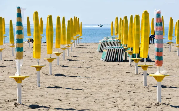 Песчаный Пляж Закрытыми Зонтиками Желтых Защитных Чехлах Градо Италия — стоковое фото