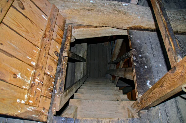 Pohled Dolů Příkrém Starém Dřevěném Schodišti Střešním Roubení Kostela Marie — Stock fotografie