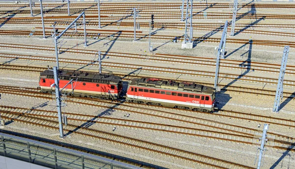 在奥地利维也纳主车站观看一个装有奥地利联邦铁路两台电力机车的现代轨道系统 — 图库照片