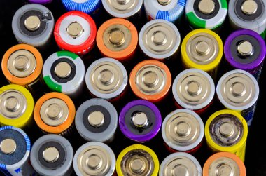 Farklı renklerde eski boru pillerinin pozitif kutupları