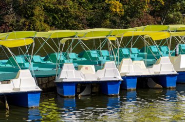 İniş sahnesinde güneş sığınağı olan bir sıra pedal botu, Avusturya