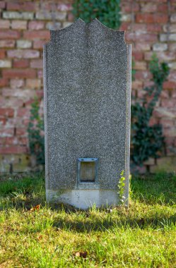 Avusturya, Viyana merkez mezarlığında granitten yapılmış etiketsiz eski bir mezar taşı.