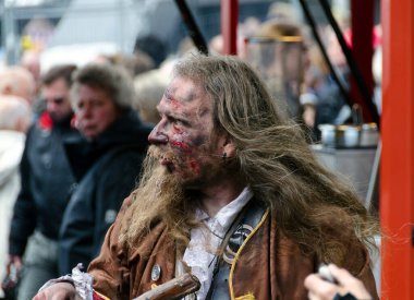 Almanya 'nın Hamburg limanındaki doğum gününde sokak sanatçısı kılığına girdi.