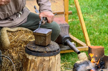 Avusturya 'nın Carnuntum kentinde düzenlenen yeniden canlandırma festivalinde Roma savaş meydanında çalışıyorum.