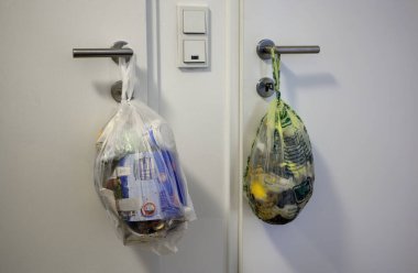 Biyolojik atıklar ve kapı kollarında kalan atıklar için iki çöp torbasıyla ayrılmayı reddet