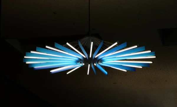 Современная Люстра Флуоресцентными Трубками Синего Белого Цвета Венском Выставочном Зале — стоковое фото