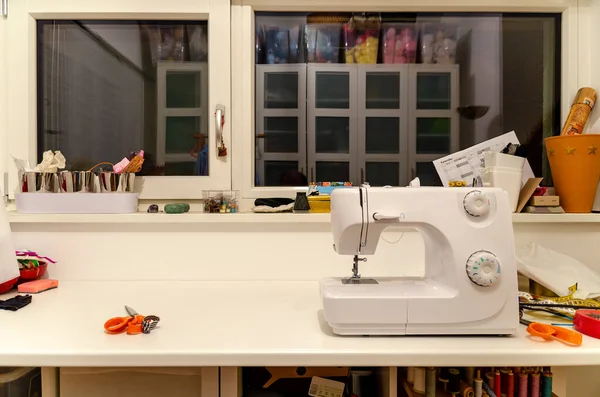 Table Travail Une Couturière Avec Machine Coudre Quelques Ustensiles — Photo