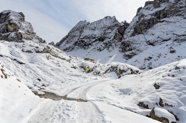 Avusturya 'nın Lienz Dolomitleri' ndeki Laserz Corrie 'den Karlsbader Lodge' a karlı bir yol.
