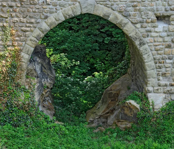 Kamienny Portal Wejście Wąwozu Porośniętego Drzewami — Zdjęcie stockowe