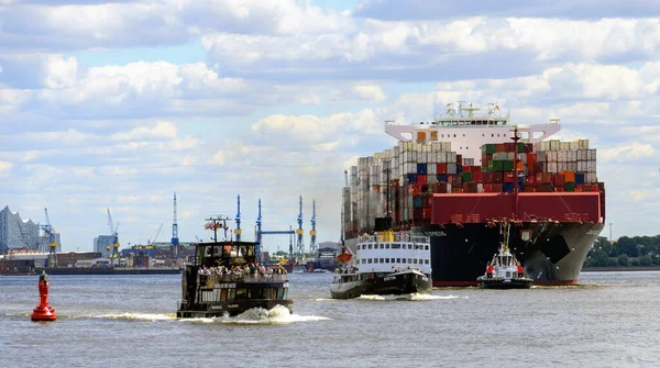 Modern Hamnfärja Historisk Ångisbrytare Och Mäktigt Containerfartyg Med Bogserbåt Vid — Stockfoto