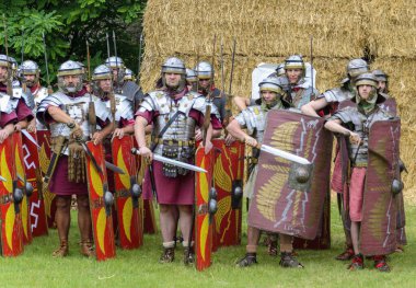  Avusturya 'nın Carnuntum kentinde düzenlenen bir etkinlikte Romalı askerleri kalkanlarında yenerek canlandırıyorlar.