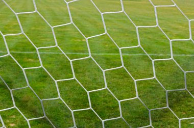 Oyun sahasına izohedral desenli bir futbol kalesi ağı üzerinden bak