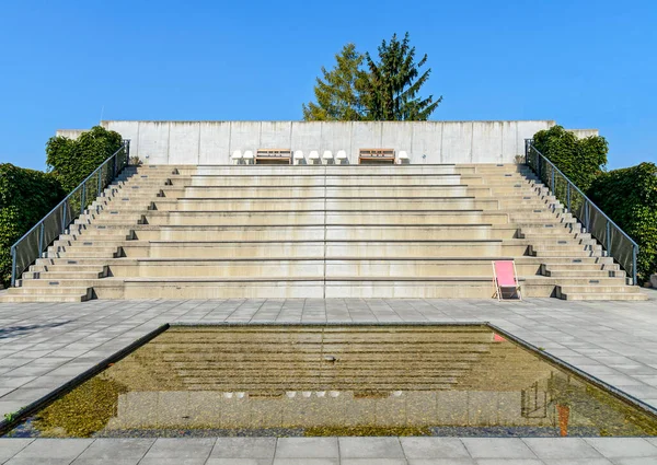 Avusturya Nın Mistelbach Kentindeki Mavi Gökyüzü Ile Açık Alanda Betondan — Stok fotoğraf