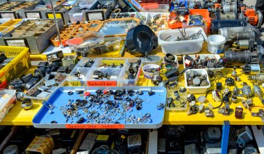  Fuarda arabalar için kullanılmış küçük parçalarla satılan tezgah.