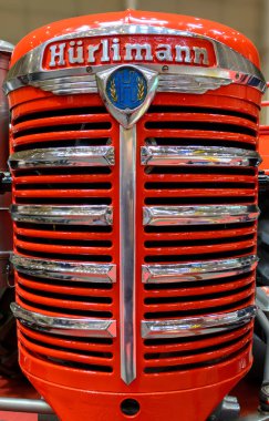 Avusturya 'nın Tulln kentindeki bir sergide Huerlimann şirketinin kırmızı ve krom rengi radyatörü.